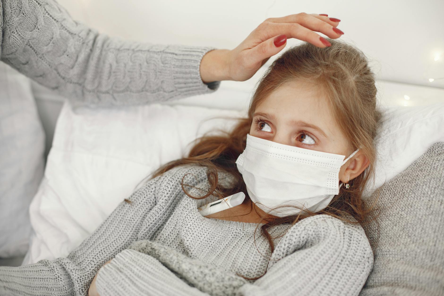 ลูกมีไข้สูงทำไงดี? 🌡️ รวมวิธีดูแลและสัญญาณอันตรายที่ต้องรู้!