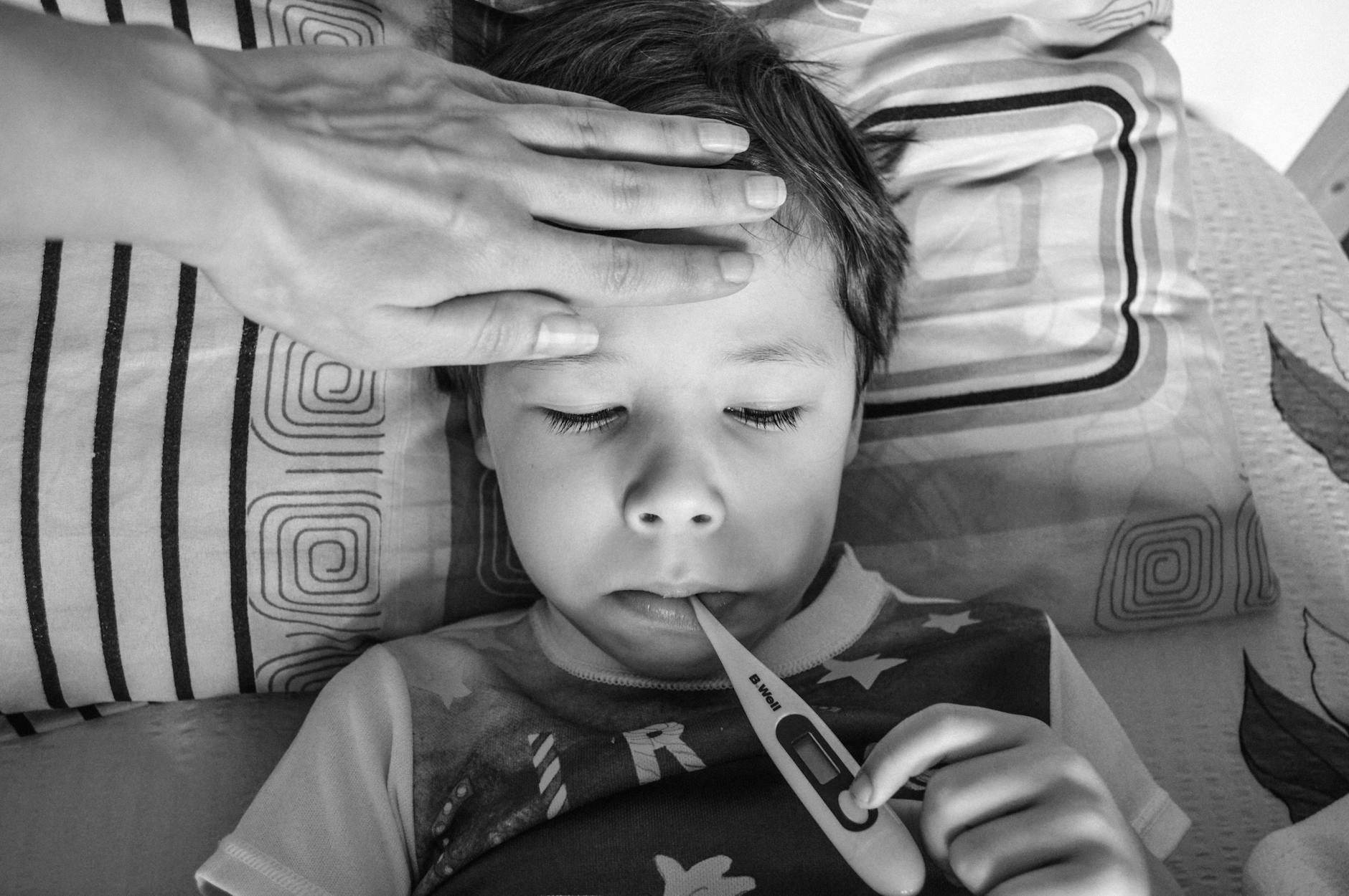 ลูกเป็นไข้สูง 🥵 พ่อแม่ต้องทำยังไง? 5 ข้อควรรู้ ดูแลให้ปลอดภัย หายไว!