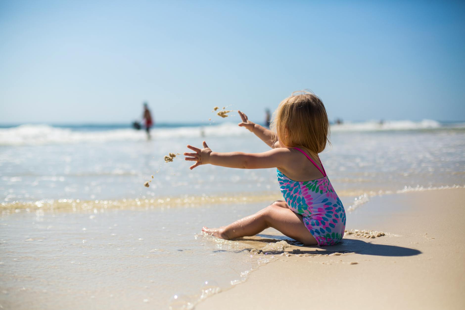 เที่ยวทะเลกับลูกเล็ก: จัดกระเป๋าให้เป๊ะ สนุกชิลไร้กังวล! 👶🏖️