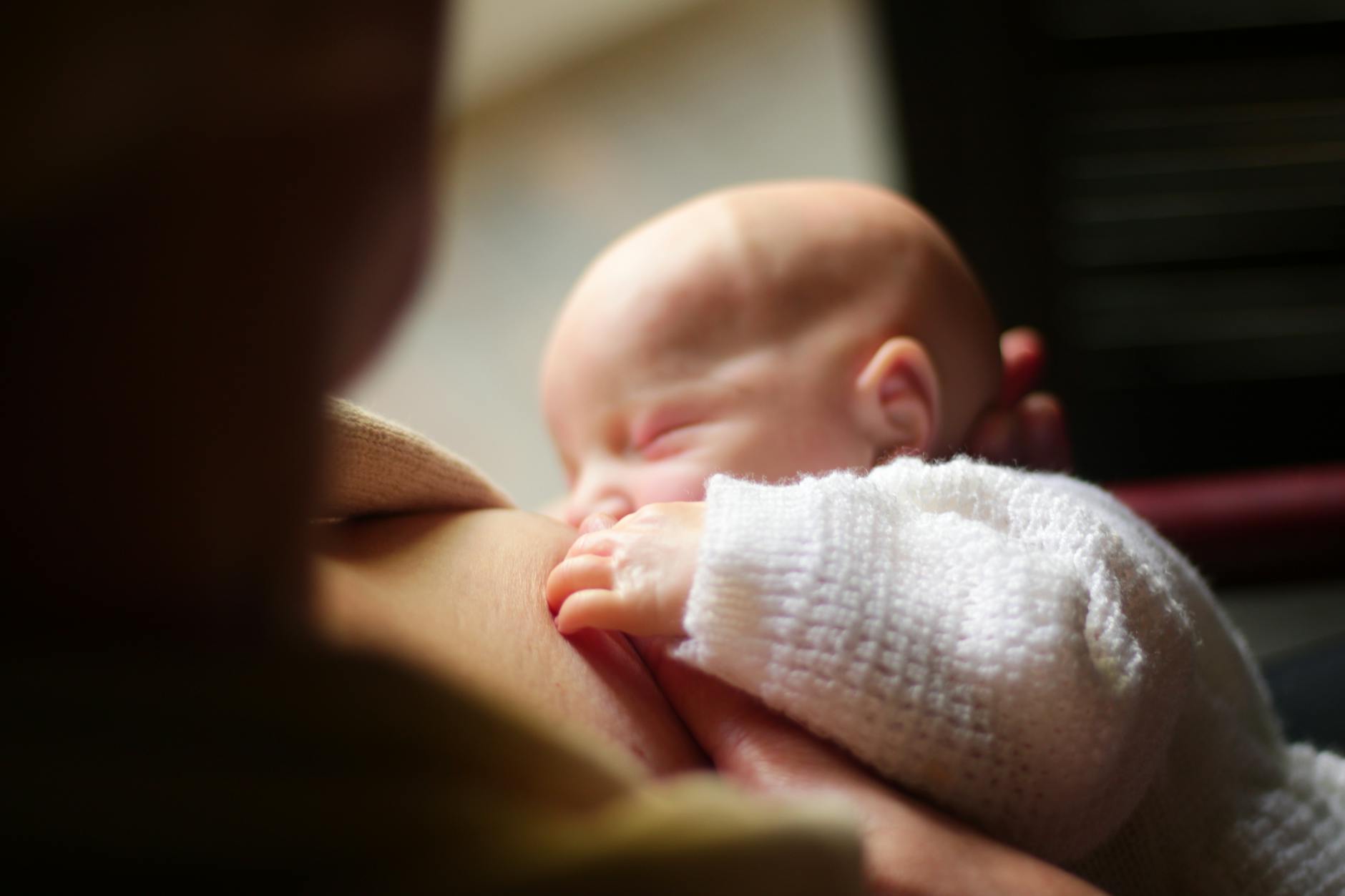 ให้นมแม่ดีกว่านมผงจริงหรือ? คำตอบที่คุณแม่มือใหม่ควรรู้! 🤱🍼