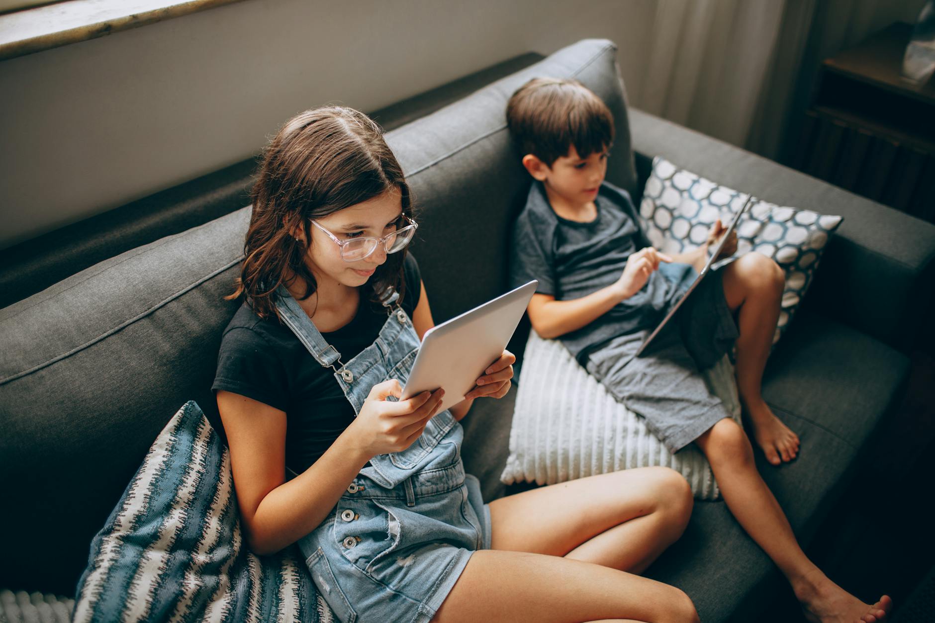 ลูกติดจอ? 7 วิธีจัดการ Screen Time สร้างสรรค์สำหรับเด็ก 7-12 ปี