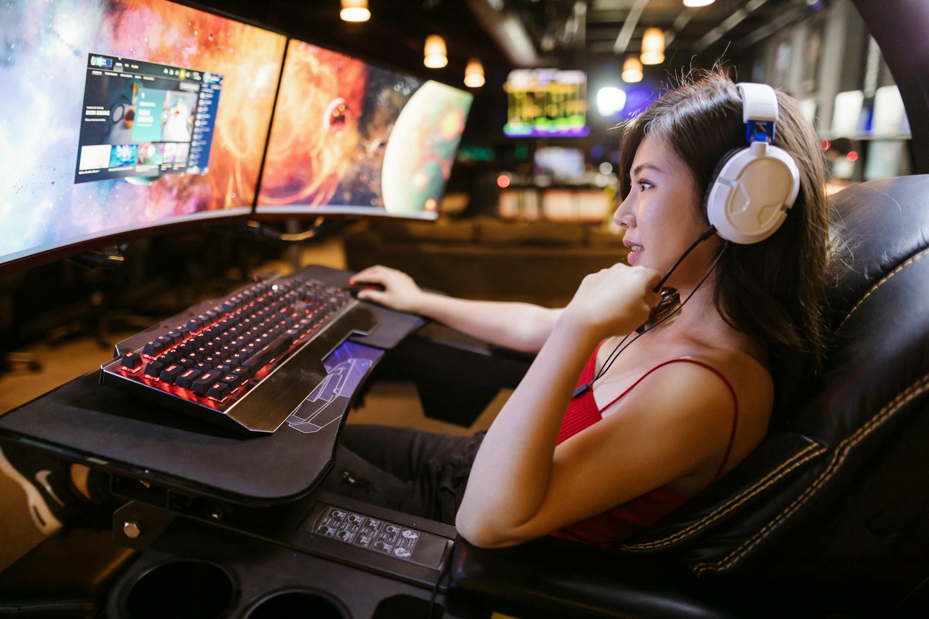 ถอดรหัสรายได้สตรีมเมอร์เกม: 5 เทคนิคเด็ดทำเงินจาก Twitch & YouTube! 🎮💰
