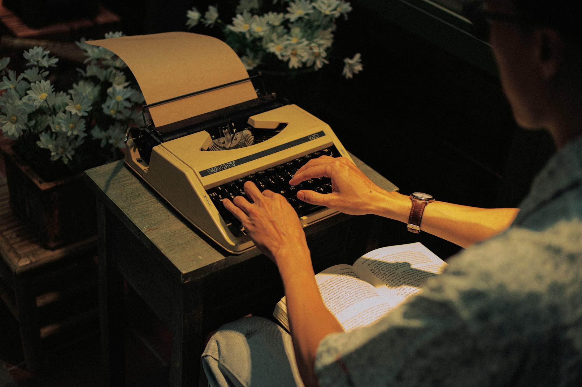 เขียนนิยายออนไลน์ยังไงให้มีรายได้หลักแสน: เคล็ดลับนักเขียนป้ายแดง 🚀💰